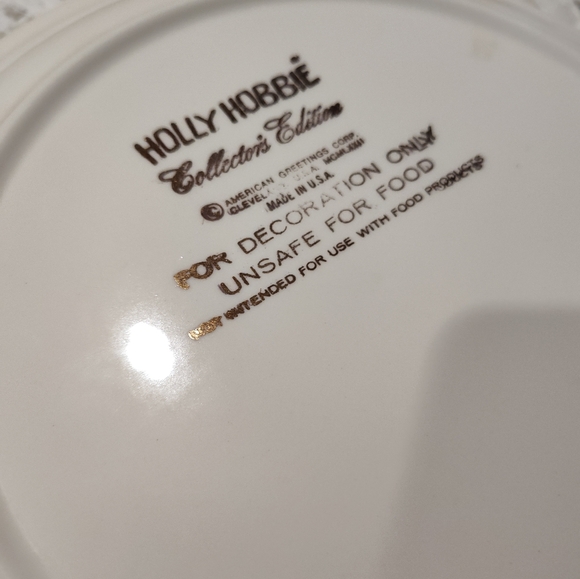 Holly Hobbies Collectors Plate 1970-1980 10 1/2" Collectors Edition - Picture 4 of 4
